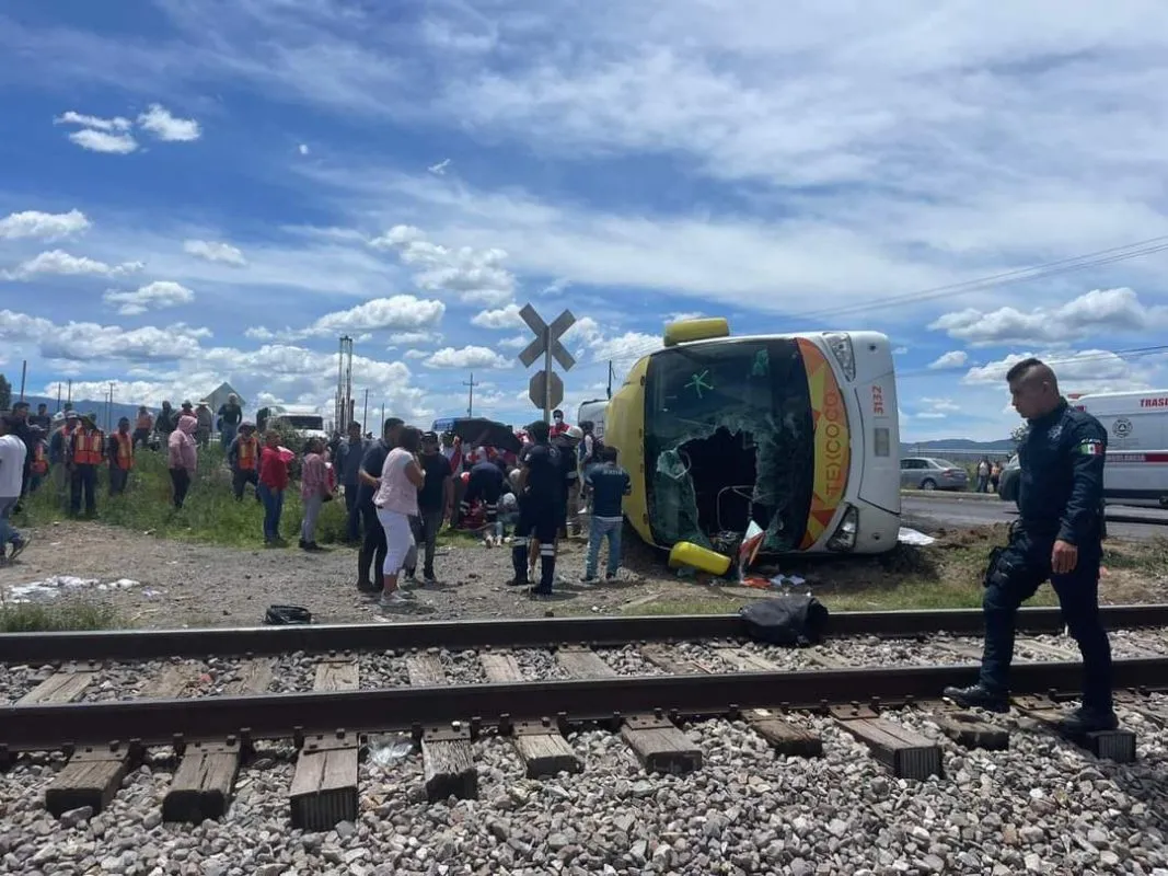 ¡Trágico accidente! Tren se lleva autobús de pasajeros en Apan
