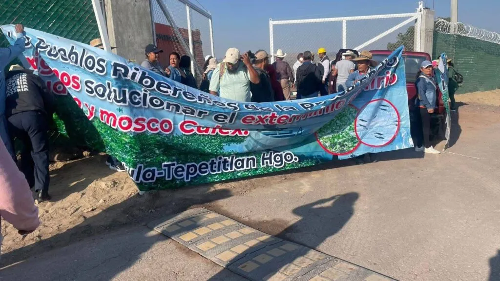 Crisis en presa Endhó: habitantes bloquean accesos por plaga