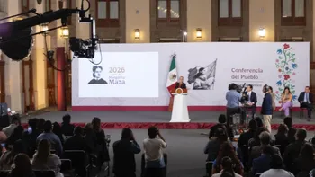 Claudia Sheinbaum aseguró que las nuevas medidas sobre remesas en Estados Unidos no representan un riesgo grave para migrantes mexicanos.