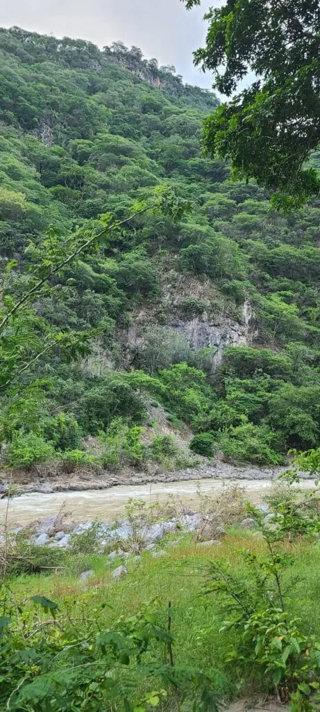 Más de 24 horas después, encuentran cuerpo de niño que cayó al río en Jacala