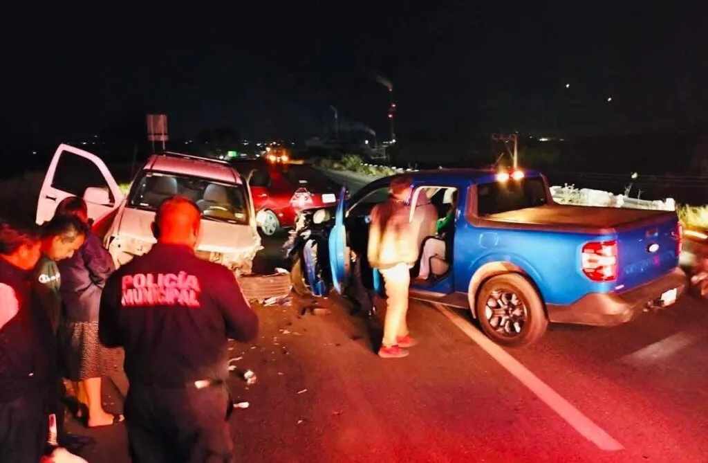 Camionetas quedan hechas chatarra bajo el puente de la Refinería