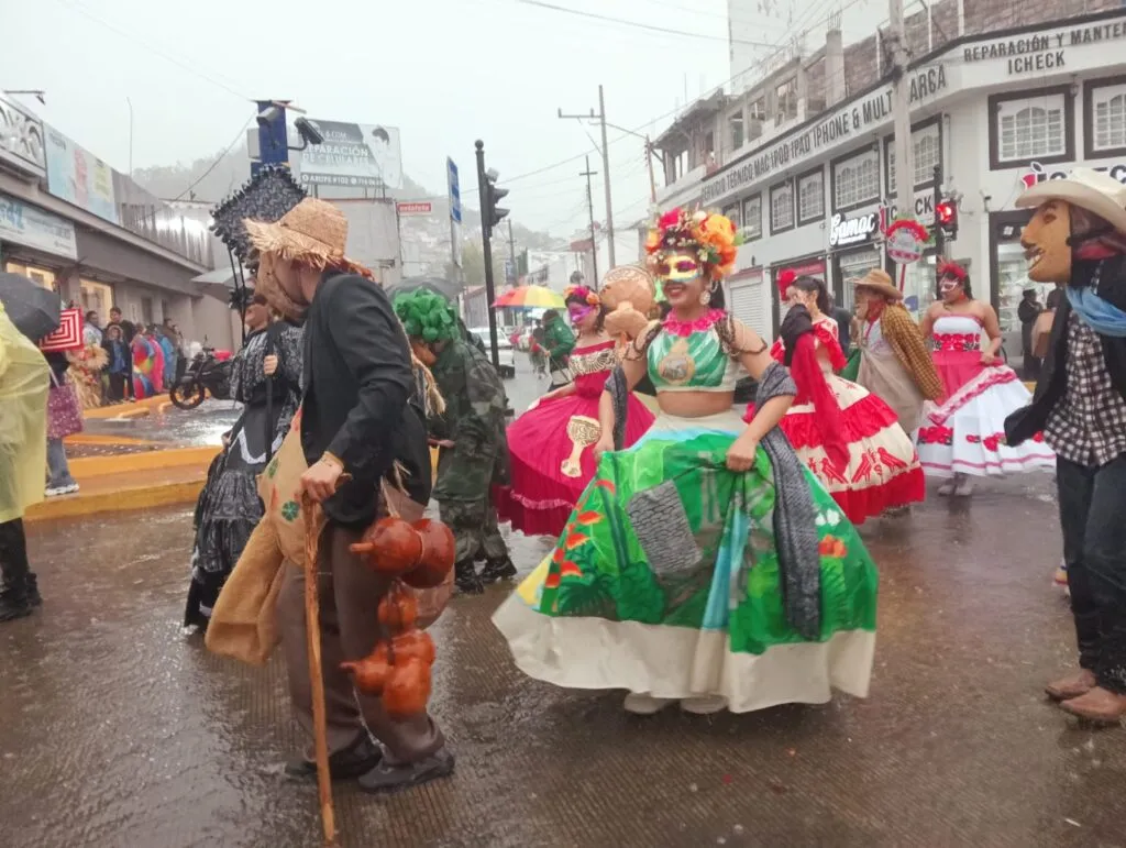 Más de 10 mil personas disfrutaron del desfile de Carnaval en Pachuca pese a la lluvia