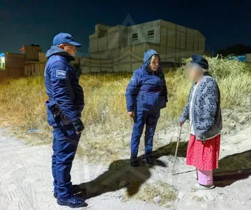 Policía de Pachuca auxilia a adulta mayor en situación vulnerable