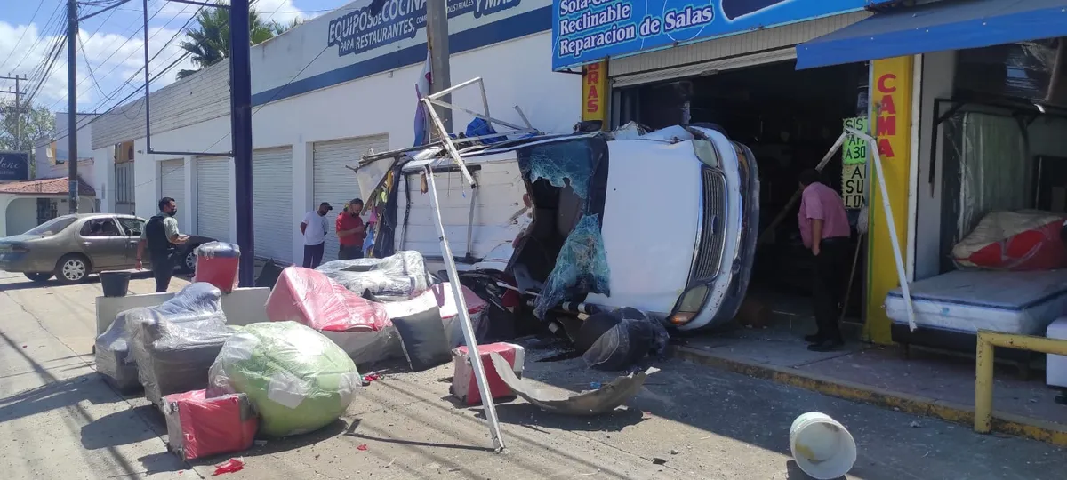 Vuelca camioneta y deja cuantiosos daños materiales en Tulancingo