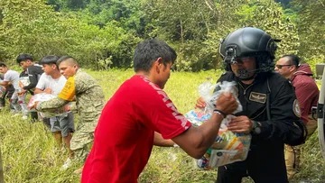 Solidaridad en acción: helicópteros transportan víveres a comunidades aisladas de Hidalgo tras intensas lluvias.