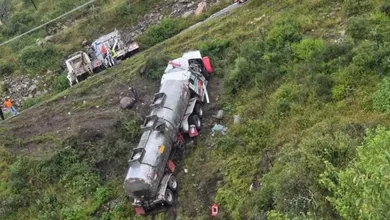 Tráiler con pipa volcado en barranco de la carretera Tasquillo-Zimapán