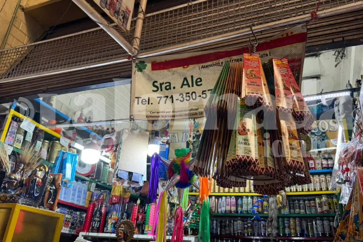 Venta de veladoras y artículos místicos en el mercado Benito Juárez