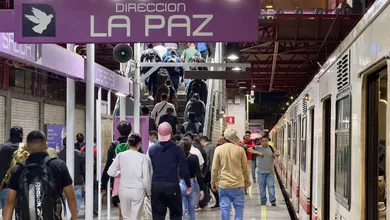 El Metro CDMX informó que se reanuda el servicio en la Línea A tras una suspensión provocada por variaciones en el suministro eléctrico.