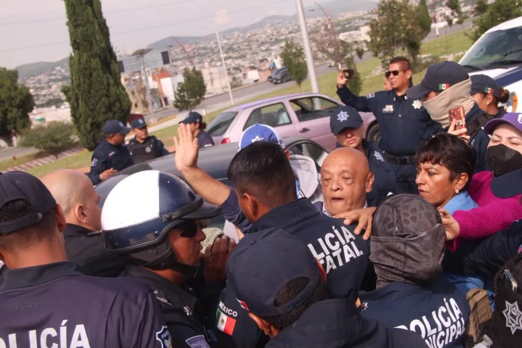 Vecinos estallan y bloquean el bulevar Minero por obras inconclusas en Pachuca