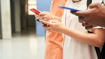 Estudiantes con celulares en escuela