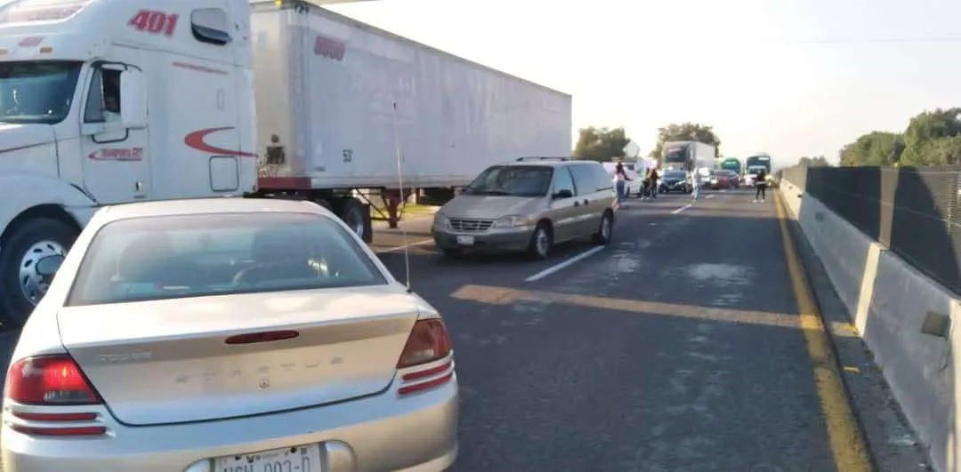 Bloqueo autopista México-Pachuca: padres de familia cierran la vialidad