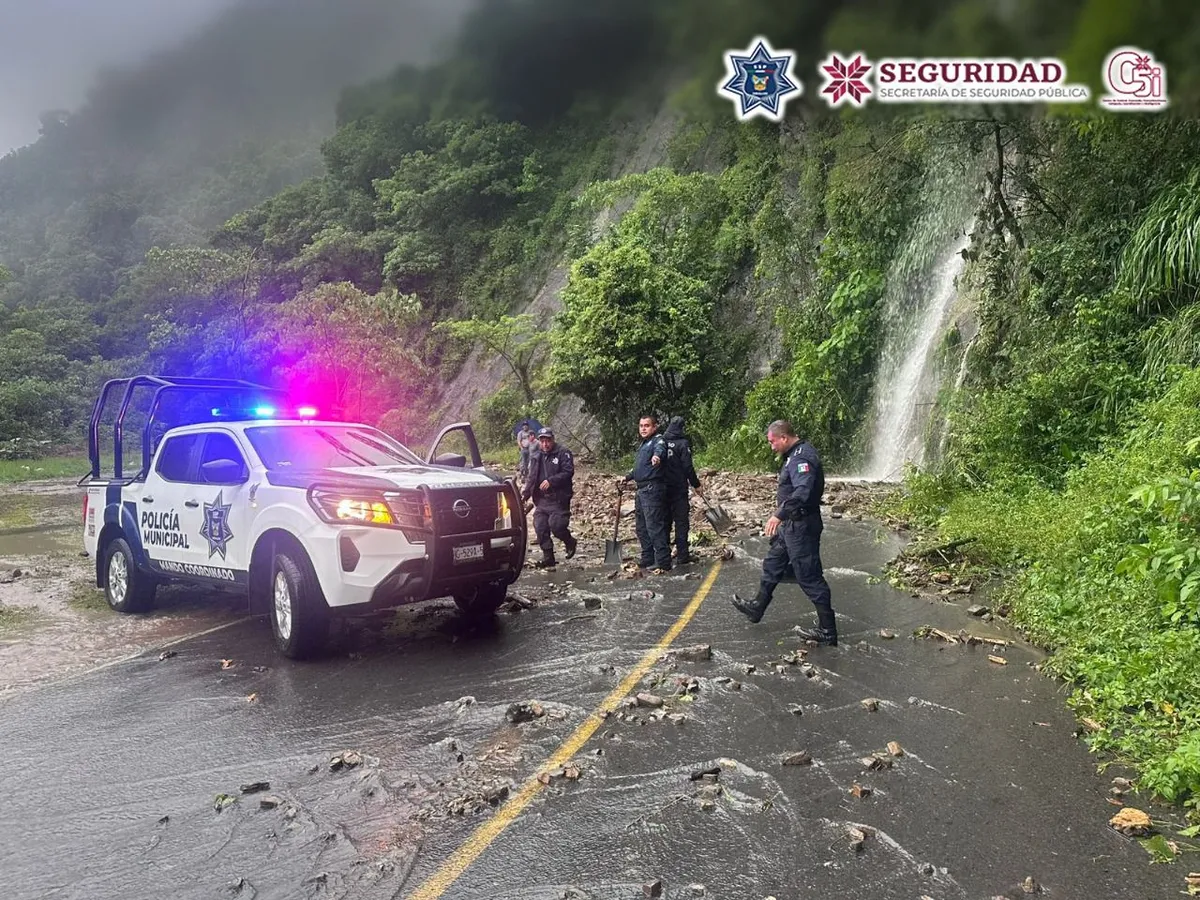 Derrumbe en carretera de Tlanchinol moviliza a Policía Estatal y autoridades locales