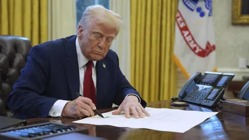 Trump dice que aranceles a México y Canadá seguirán adelante