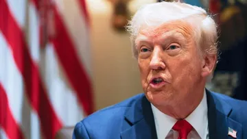 El presidente Donald Trump habla durante una reunión de gabinete en la Casa Blanca, Washington.
