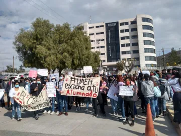 Se manifiestan alumnos de la UAEH para exigir clases presenciales