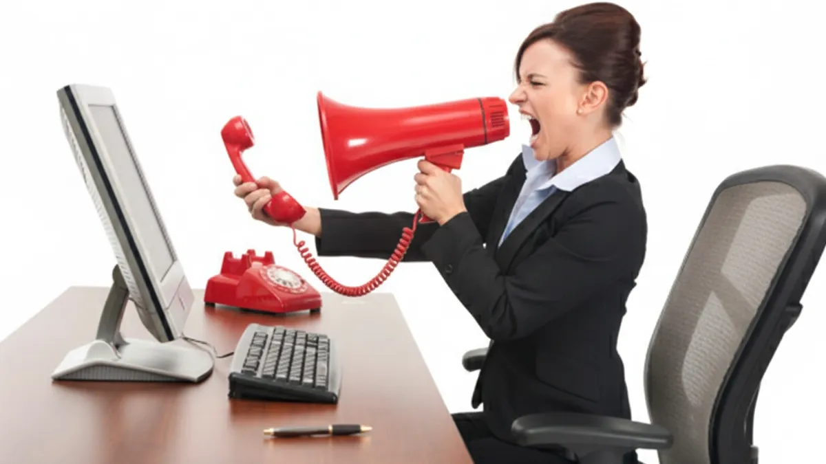 Mujer en traje de oficina gritando a través de un megáfono rojo hacia un teléfono antiguo, representando el acoso por cobranza bancaria.