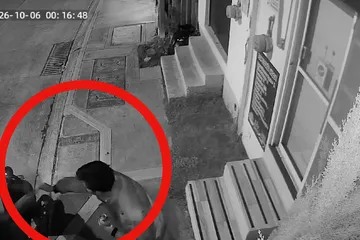 VIDEO | Sujetos en moto interceptan a peatón y lo asaltan en Tizayuca