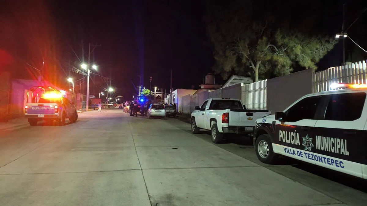 Policías resguardan zona acordonada en Villa de Tezontepec tras riña violenta