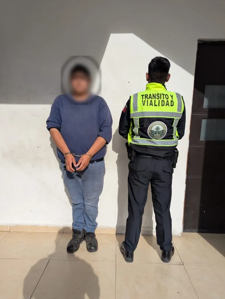 Tres detenidos en Mineral de la Reforma; recuperan motocicleta robada