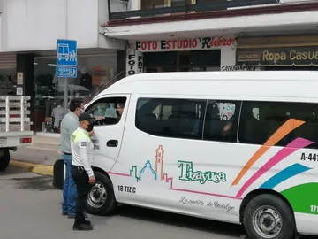 El objetivo es permitir a vehículos externos presten el servicio a la ciudadanía, la cual se encuentra paralizada. Foto: La Jornada