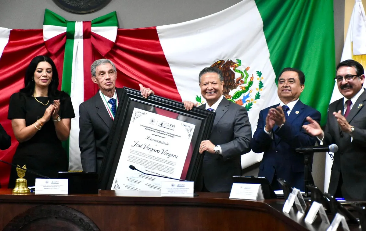 José Vergara recibe la Medalla Pedro María Anaya por su aporte a la historia y cultura de Hidalgo