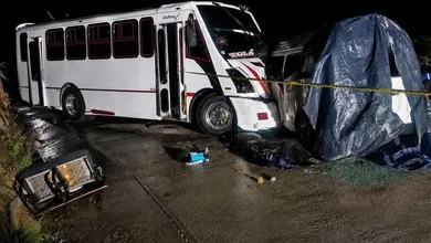 Autoridades de Hidalgo y Guanajuato mantienen apoyo a las familias afectadas tras el fatal accidente registrado en la carretera rumbo a Tolantongo.