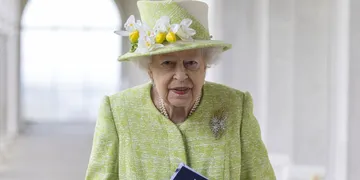 Reina Isabel ¿murió? Herederos al trono viajan para estar a su lado