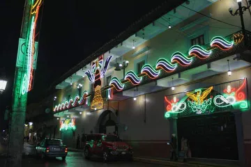 Encienden luces patrias en plazas públicas, no habrá festejos