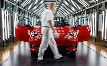 Volkswagen aprueba reestructuración, despidos podrían llegar a 50 mil