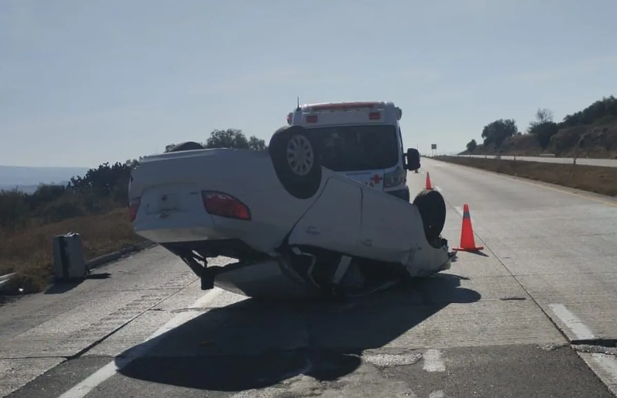 Vuelca vehículo en el Arco Norte y provoca caos vial en el tramo Tulancingo-Pachuca