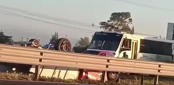 Camioneta volcada en la autopista México-Pachuca en Tolcayuca