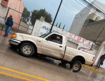 Camioneta queda atrapada en excavación de una calle en Tlaxcoapan