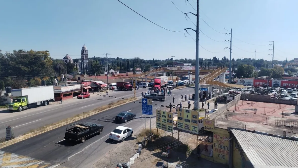 Caos en la México-Laredo: pobladores bloquean la carretera
