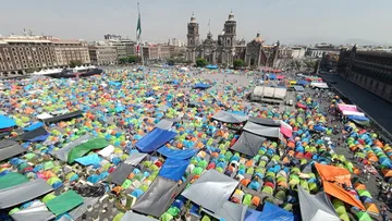 Magisterio muestra fuerza con megaplantón en el Zócalo de la CDMX.
