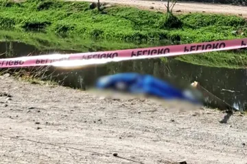 Hallan cadáver flotando en canal de Tula de Allende