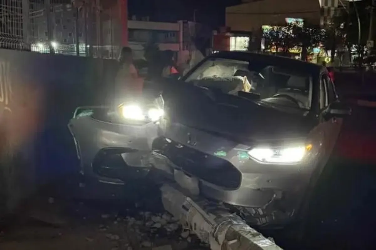 Accidente en bulevar Colosio de Pachuca deja dos jóvenes lesionados