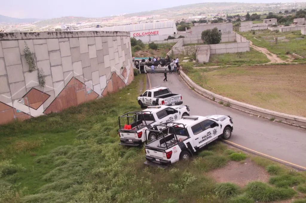 ¡Precaución! Volcadura de pipa complica la circulación en la Pachuca-Actopan