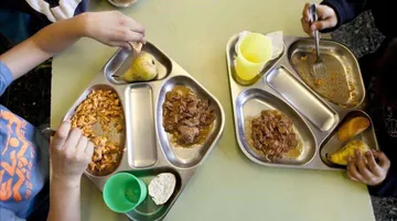 Alimentos escolares generan 4 millones de empleos a mujeres en el mundo