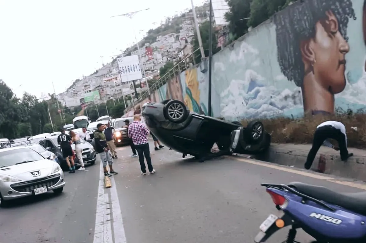 Accidente en la México-Pachuca: vuelca vehículo por exceso de velocidad
