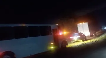Mueren dos motociclistas tras choque con autobús en la México-Pachuca