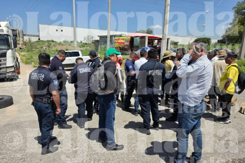 Tensión en Tepeji del Río: liberan con granaderos bloqueo por obras del tren México-Querétaro