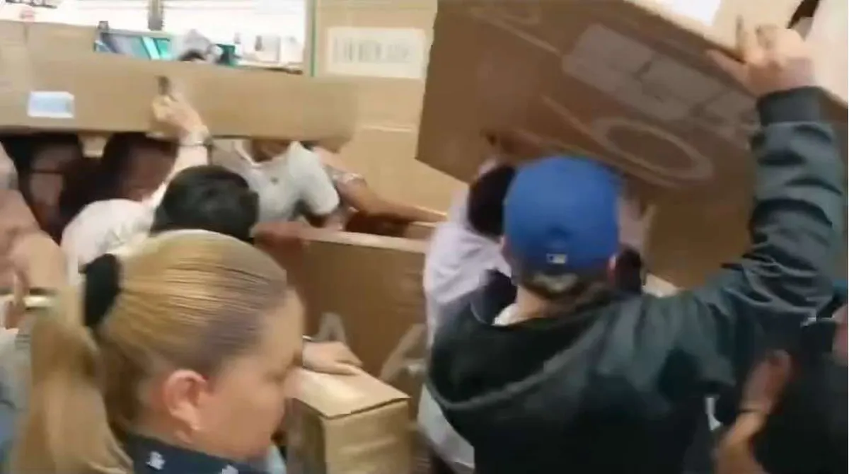 Clientes de centro comercial en Pachuca pelean por pantallas