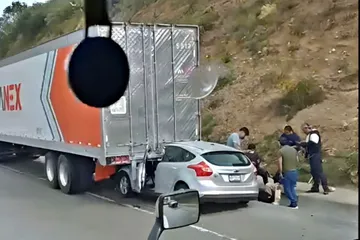Autopista Arco Norte: auto queda incrustado en la parte trasera de un tráiler