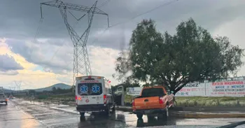 Camioneta choca contra árbol en Tizayuca
