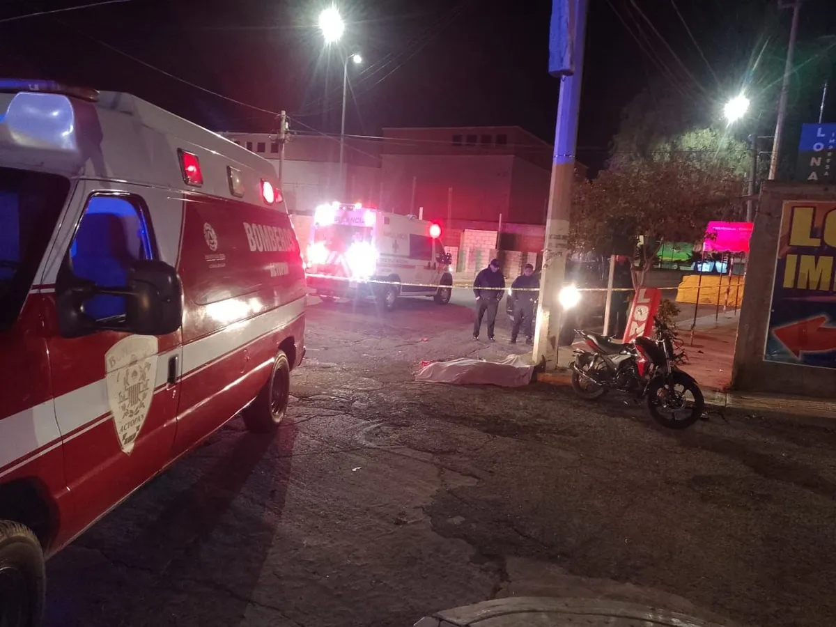 Motociclista muere al impactarse contra poste en Actopan