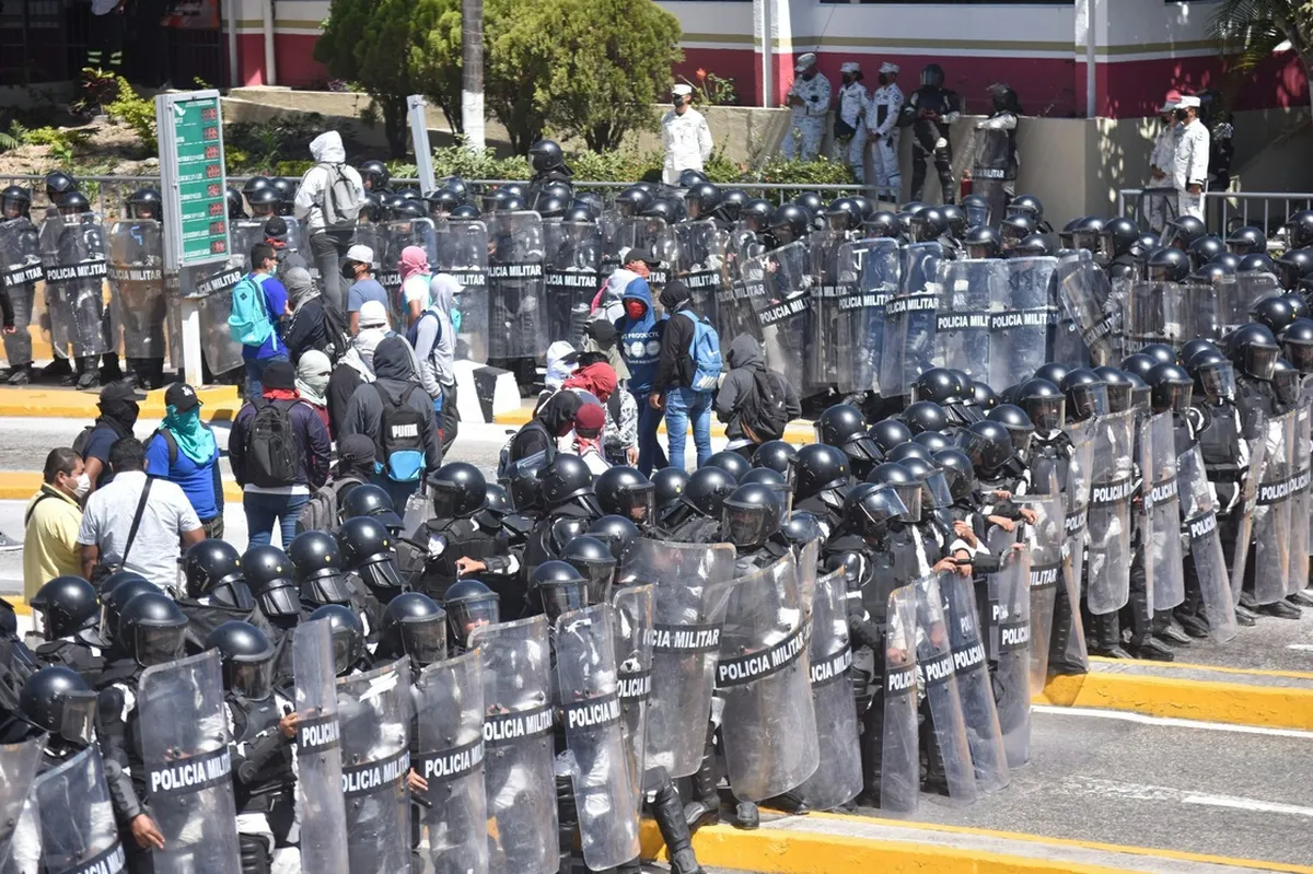 Ayotzinapa: FGR notifica a Sedena las órdenes para detener a 20 militares