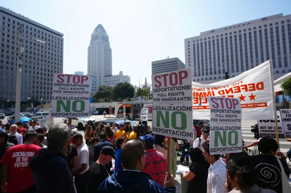 Entre enfrentamientos, realizan redadas contra migrantes en Los Ángeles