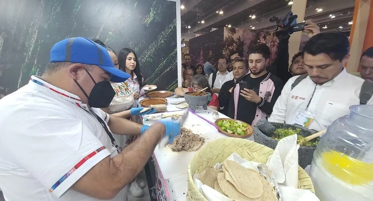 Pulque, ximbo, barbacoa y pastes, deleitan a visitantes en el Tianguis Turístico de México