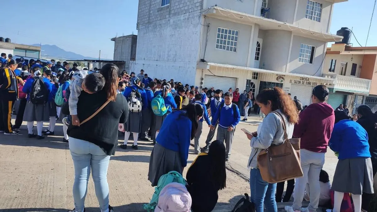 Tulancingo: padres y alumnos toman plantel de telesecundaria