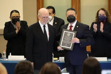 Otorgan presea Tepantlato a Julio Menchaca por su compromiso a favor de la justicia